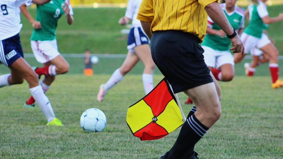 No esporte, o fair play representa a luta pela justiça, contra a fraude e a violência, promovendo um jogo limpo e ético. Exemplos inspiradores de fair play em esportes como vôlei e rugby contrastam com a malandragem ainda presente no futebol, mostrando a necessidade de práticas mais justas e honestas tanto no campo quanto na vida