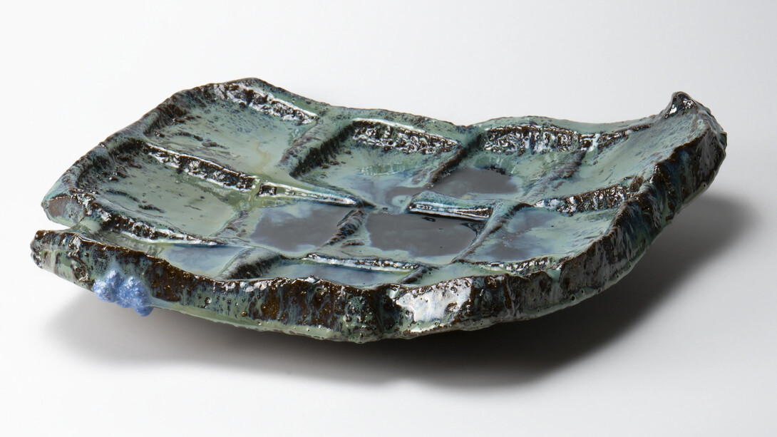 Koyama Atsuko 小山厚子, Platter with oribe glaze over bizen clay, 2024. Courtesy of Dai Ichi Arts