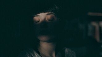 Conectar con las emociones profundas puede ser un proceso abrumador, ya que a menudo hemos aprendido a ocultarlas para protegernos