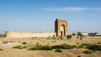Vista panorámica del monumento Rabati Malik Caravanserai en Navoi, Uzbekistán