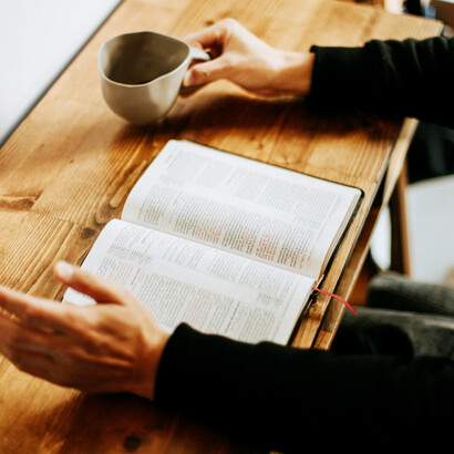 La espiritualidad mistraliana integra tradiciones bíblicas diversas en una síntesis personal donde la fe se vive como tensión antes que como certeza