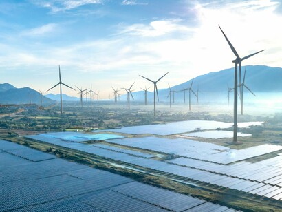 Esse paradigma começou a ser questionado de forma mais intensa após sucessivas crises econômicas globais, em especial a crise financeira de 2008, que evidenciou fragilidades profundas no modelo de crescimento baseado exclusivamente na liberalização financeira e comercial. Paralelamente, a emergência da crise climática e a constatação dos limites ambientais do crescimento econômico trouxeram novos elementos ao debate

