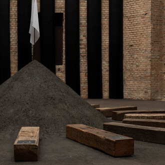 Luana Vitra, Bandeira branca, vista da exposição. Cortesia da Pinacoteca