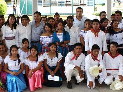 Jovens com uma bolsa de estudos