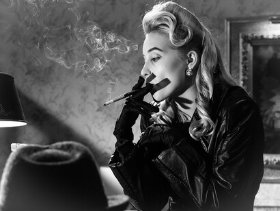 Ego. Edward Bernays a fait campagne auprès des médecins américains et par les campagnes d'affichage publicitaires en associant cigarettes, liberté, femme et minceur