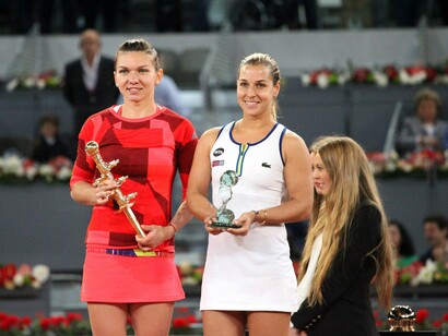 Simona Halep y Dominika Cibulkova con el trofeo que las corona finalistas del Mutua Madrid Open. Foto: Lucía Castillo