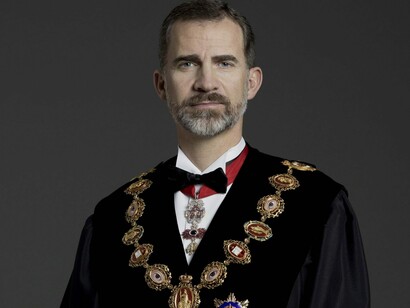 Felipe VI con toga en la foto oficial que preside los juzgados y tribunales de España