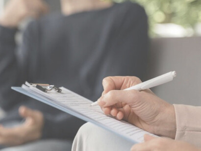 Persona en psicoterapia. Para una buena atención, muchas veces es más operativo escuchar y saber acompañar anímicamente a quien consulta