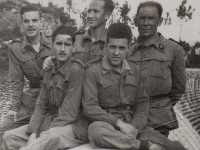 El padre de Ángeles (primero izquierda) con compañeros de promoción militar