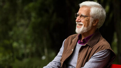 A vida de José Pacheco, fundador da escola da ponte, reflete seu compromisso em transformar a educação por meio da construção de novas metodologias, com foco nas relações sociais e na cosmovisão sobre o mundo