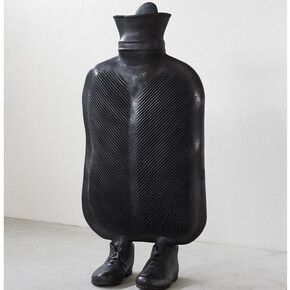 Erwin Wurm, Mutter, 2014, Bronze, patina, 168 x 80 x 43 cm, Ed. 1 of 5, Courtesy Galerie Thaddaeus
Ropac, Paris/Salzburg © Erwin Wurm, Photo: Eva Würdinger
