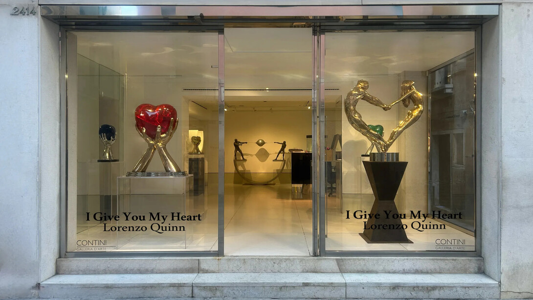 Lorenzo Quinn, I give you my heart, vista della mostra. Cortesia di Contini Art Gallery