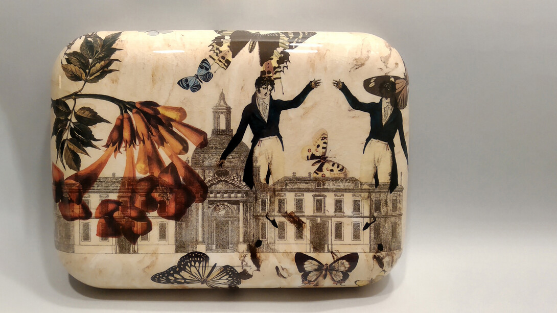 Fabio Taramasco, Formella, ceramica con collage fotoceramico, 22,5 x 31 x 5cm. Courtesy of Galleria Bonioni Arte