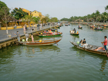 Personas dando paseos en botes en Hoi An, Quảng Nam, Vietnam
