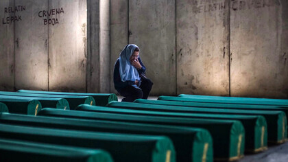 Mujer llora en el sepelio de algunas de las víctimas identificadas de la masacre de Srebrenica