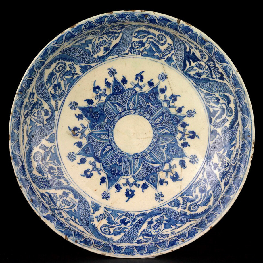 Kalfayan Collection, Kutahya glazed pottery dish, 18th c. Photographer Thanos Kartsoglou
