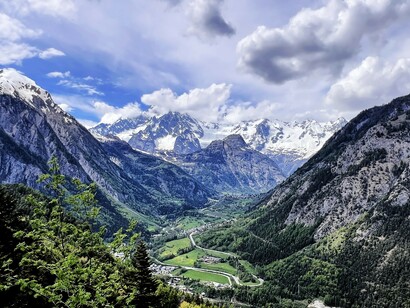 From Morgex, the path to Mont Blanc opens up breathtaking views that blend natural beauty with winemaking tradition © Donatella Polizzi