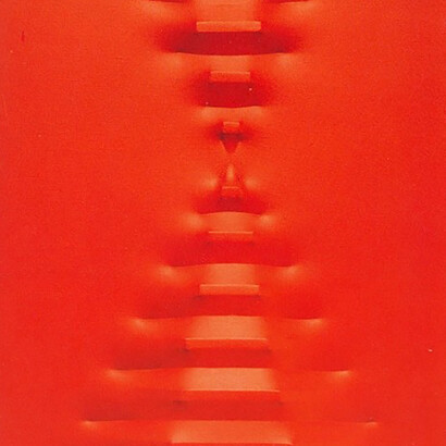 Agostino Bonalumi, Rosso, 1972, tela estroflessa e tempera vinilica, 80 x 69,5 cm,
Collezione Intesa Sanpaolo © AGOSTINO BONALUMI, by SIAE 2019 
