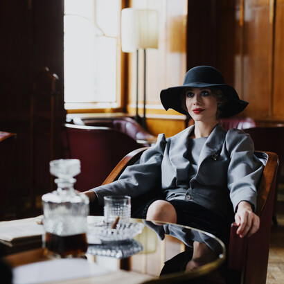 Atriz em cena de filme em um figurino que tem um papel de temporalidade na jornada emocional da personagem