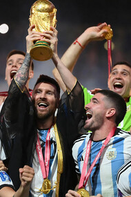 Qatar, Coupe du Monde 2022. L’Argentine de Lionel Messi tient  dans ses mains sa première Coupe du Monde depuis 36 ans © AFP - Franck Fife