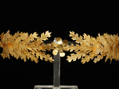 Corona aurea a foglie di quercia
oro, bronzo, II sec. a.C.,
Taranto, Museo Nazionale Archeologico,
Su concessione del Ministero dei Beni e delle attività Culturali e del Turismo – Soprintendenza Archeologica della Puglia – Archivio Fotografico (foto di P. Buscicchio)

