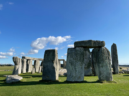 Stonehenge, Angleterre. Certaines recherches suggèrent qu'il aurait pu être un temple pour le culte des ancêtres