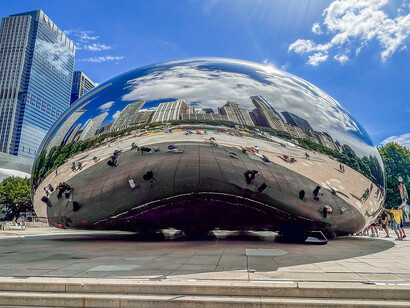 Anish Kapoor – Cloud Gate (2006), Situated in Chicago’s Millennium Park, Cloud Gate is a polished stainless-steel sculpture that mirrors the city skyline and sky, encouraging viewers to see themselves within its fluid reflections. Costing about $23 million USD and funded by the Millennium Park Foundation with support from BP, the work stands 10 m high, 20 m long, and 13 m wide, weighing roughly 110 tons. Image credit: © Anish Kapoor. All rights reserved (2004–2006)