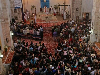 Mineral del Chico. Hidalgo, México. La iglesia cubierta de pétalos