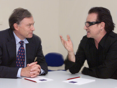Paul David Hewson (Bono) parle avec le directeur général du FMI, Horst Köhler (qui deviendra plus tard président de l'Allemagne), et discute de l'allégement de la dette au Centre des congrès de Prague, le 25 septembre 2000