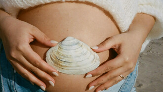 Genitora simboliza o som das ondas do mar em sua barriga que carrega um bebê