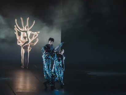 Il Nuovo Balletto di Toscana, guidato da Cristina Bozzolini, in “Cenerentola” nella versione di Jiři Bubenicek, già primo ballerino al Balletto di Amburgo e all’Opera di Dresda, oggi creatore richiesto in Europa, America e Asia © Michele Monasta