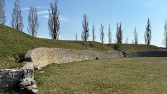 I resti dell’anfiteatro dell'antica Carnuntum. Petronell-Carnuntum, Bassa Austria, ph. Flavius Roversi