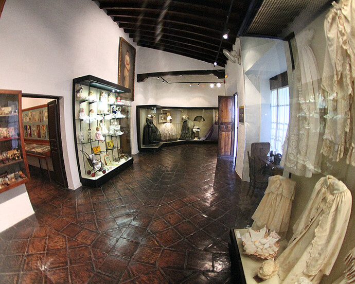 Vida burguesa, Exhibition view. Courtesy of Museo Unicaja de Artes y Costumbres Populares
