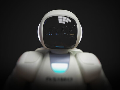 Vista frontal de un robot, uno de los puntos álgidos de la revolución tecnológica de nuestro tiempo
