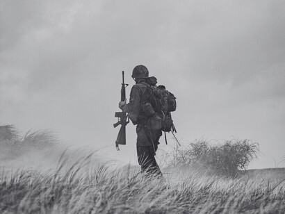 Chaque tir symbolise la défaite de la raison, celle d’un monde où la guerre reste la forme suprême de la diplomatie