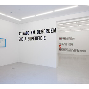 Lawrence Weiner, vista da exposição