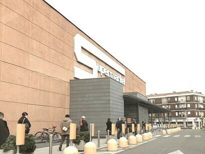 Fila ordinata davanti al supermercato