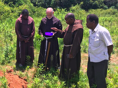 Tiene muy en cuenta la comunidad franciscana el concepto de la ética africana Ubuntu, «soy porque somos», para pensar en plural y en constante vínculo con los demás