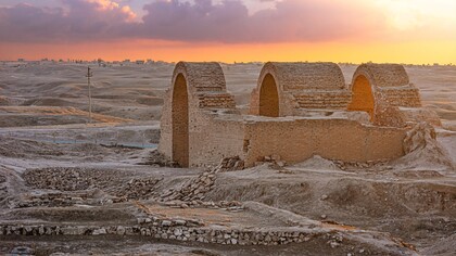 Le porte di Ashur e le vecchie mura della città, sullo sfondo un villaggio moderno. Iraq. Ph. Fakhri Mahmood