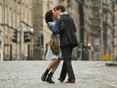 Explore a obra de David Nicholls, Um Dia, e mergulhe nas emoções e reflexões trazidas por essa história marcante estrelada por Anne Hathaway e Jim Sturgess