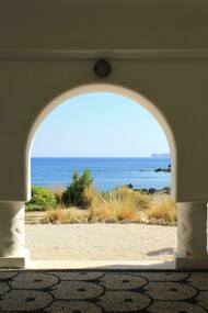 Villa sul mare: "La grande terrazza esposta a sud, il cancello di legno con il sentiero che scende a mare, i ricordi delle innumerevoli estati trascorse qui..."