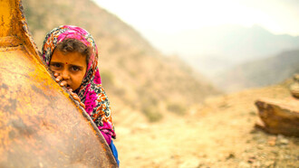 La triste mirada de la guerra olvidada y silenciada de una niña en Yemen, país que se desgarra en una guerra civil y es a la vez bombardeado sin cesar por una coalición que lidera Arabia Saudita