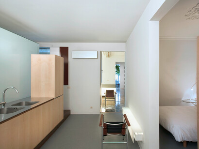 Vivienda-taller: vista general con la cocina. Foto de David Cardelús