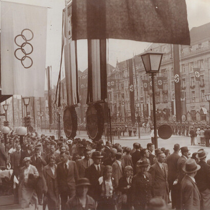 Olimpiadi del 1936. «1° agosto a Berlino», cambio della guardia a Unter den Linden.
Nota: si tratta del Café Kranzler (a sinistra), all'angolo tra Friedrichstraße e Unter den Linden 25. Berlino, Germania