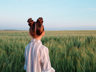 Niña jugando en el campo