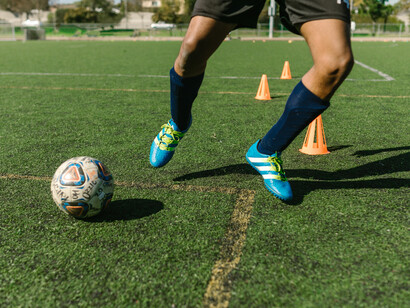 É importante ressaltar que as confederações continentais, as federações e a entidade máxima do futebol, a FIFA, começam a lucrar muito mais com toda essa entrada desenfreada de capitais