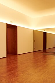 Espelho na parede de uma sala de estar