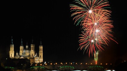 Fuegos artificiales en el cielo de Zaragoza por la festividad del Pilar
