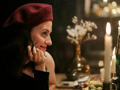 Casal parisiense em restaurante. Lugares lindos, cafés, padaria, bares e restaurantes, tudo com muito requinte, bom gosto, ganhou meu amor em cada canto que passei, agora enquanto digito este artigo, lembro cuidadosamente de todos os detalhes que me deslumbrou demais, até o nome da estação de trem que parei, rumo a minha morada daqueles próximos dias, quando escutei Choisy-le-Roi, desci e já estava apaixonada, detalhes: foi inaugurada em 1840, então imagina quanta história este local carrega