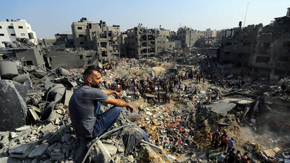 Un hombre observa incrédulo, la devastación producto de los bombardeos en la región de Gaza